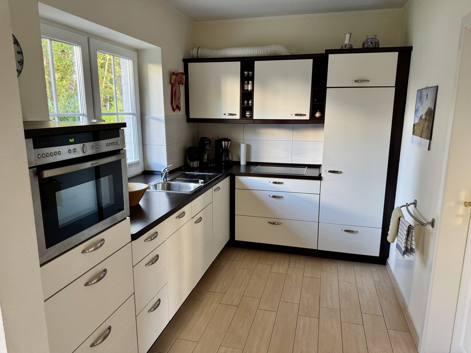 Moderne Einbauküche mit Backofen