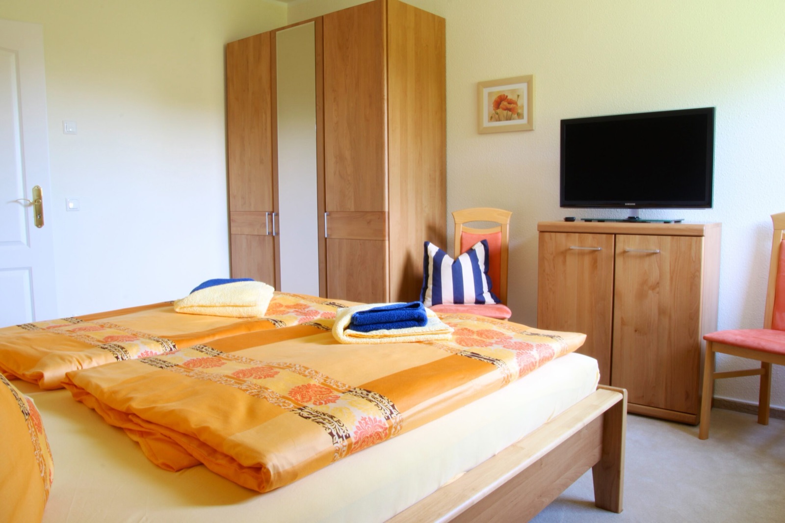 Großes Schlafzimmer mit Doppelbett und Kleiderschrank