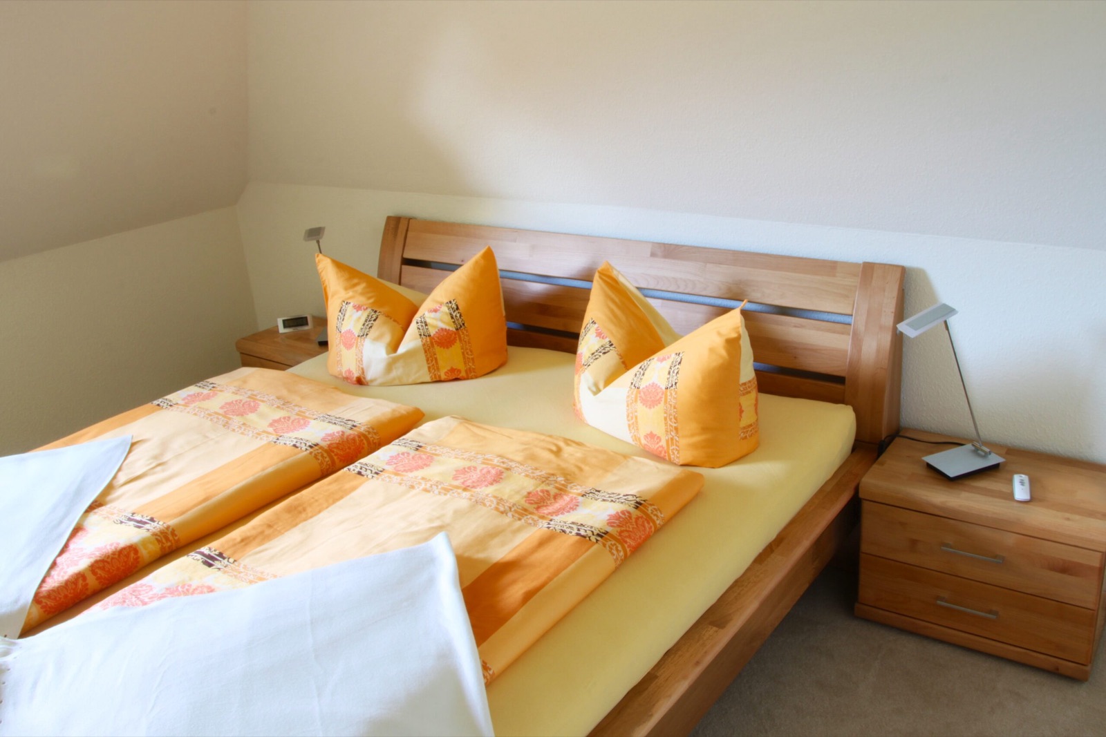 Doppelbett im großen Schlafzimmer