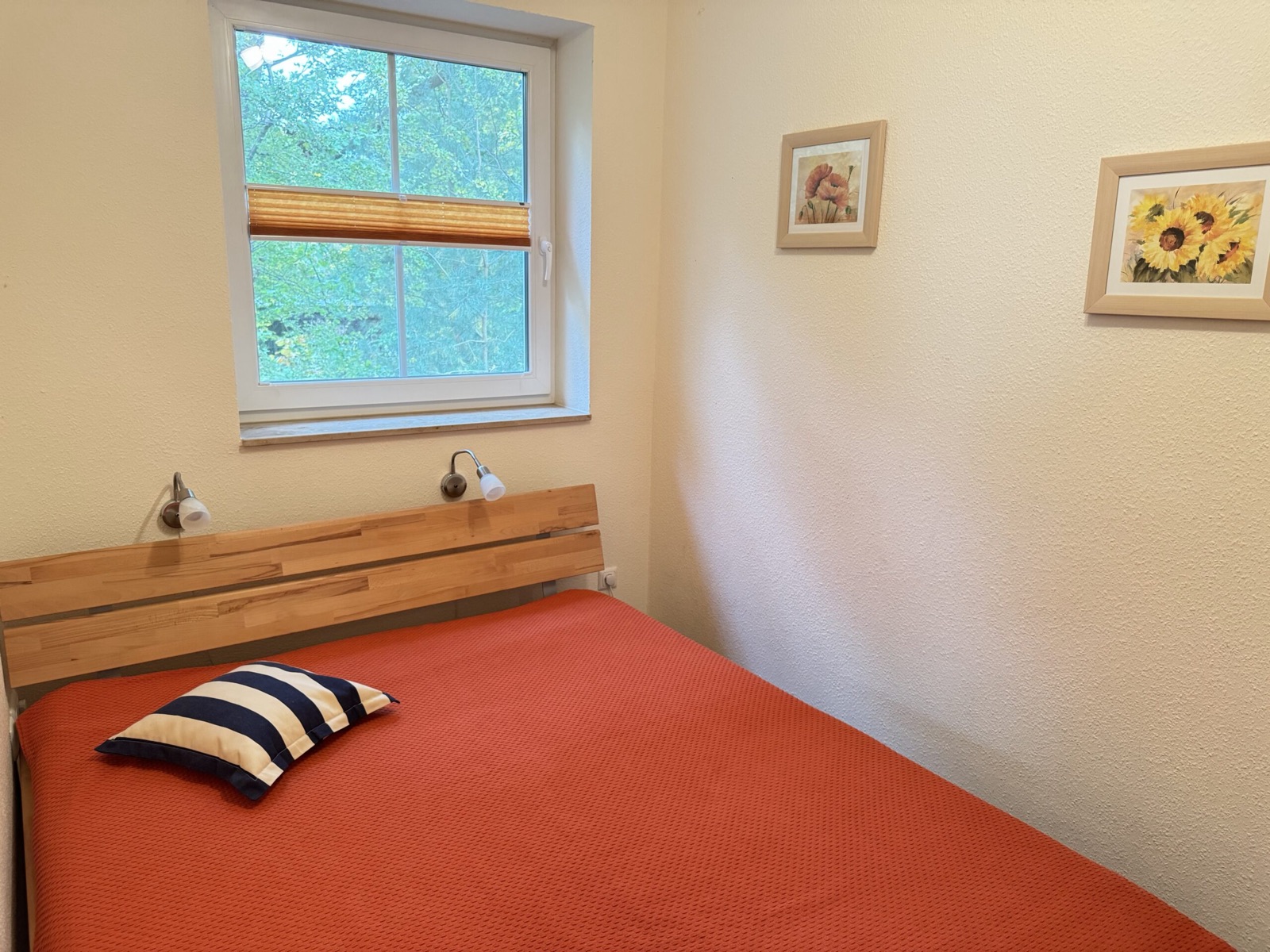 Kleines Schlafzimmer mit Doppelbett