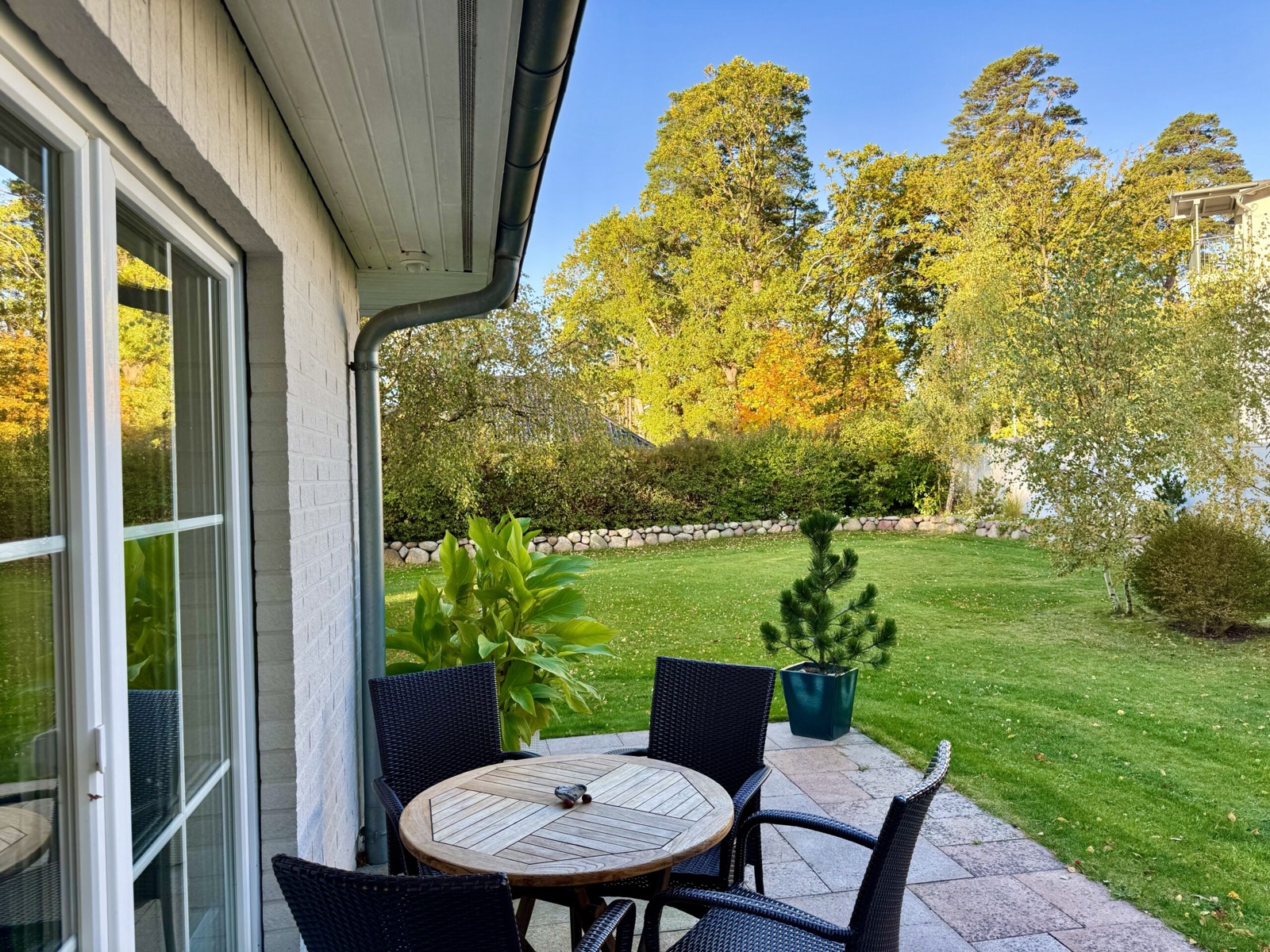 Terrasse mit Sitzgruppe und Blick in den Garten